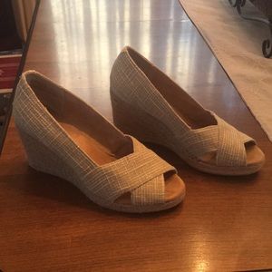 Beige canvas wedge espadrilles with gold sparkles